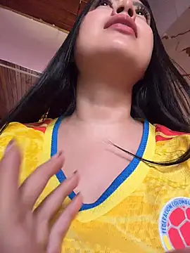 CrisMarulanda online show from June 17, 2026, 5:56 pm