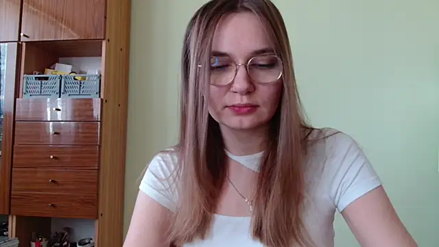 LooveELLYx online show from October 4, 2025, 6:37 am