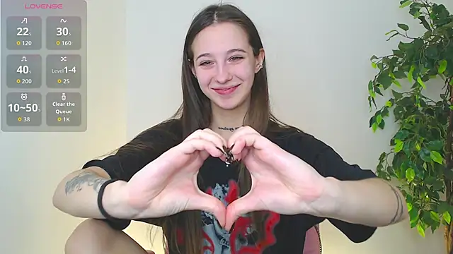 Snapshot of Little_cherryy__ chatting on October 18, 2025, 6:48 am Little cherryy online show from October 18, 2025, 6:48 am