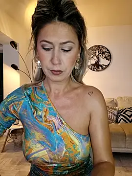 Snapshot of CelynaRoss chatting on September 30, 2025, 8:42 am CelynaRoss online show from September 30, 2025, 8:42 am