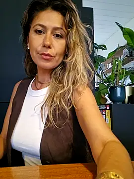 Snapshot of CelynaRoss chatting on July 17, 2026, 7:22 pm CelynaRoss online show from July 17, 2026, 7:22 pm
