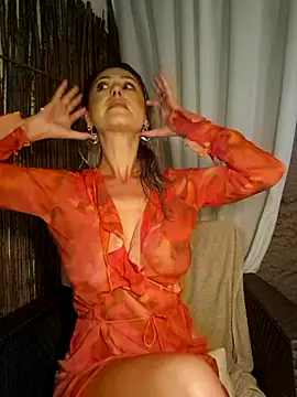 Snapshot of CelynaRoss chatting on October 19, 2025, 12:57 am CelynaRoss online show from October 19, 2025, 12:57 am