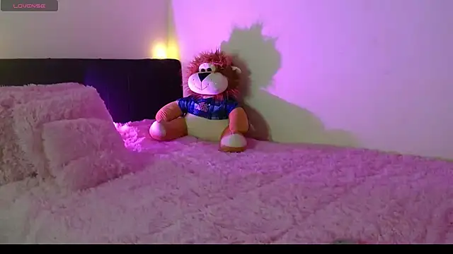 Snapshot of MichellMoon1 chatting on October 15, 2025, 7:22 pm MichellMoon1 online show from October 15, 2025, 7:22 pm