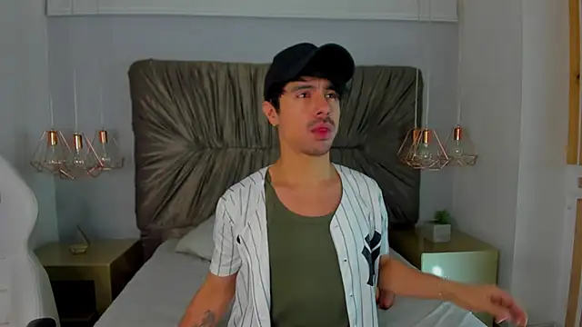 Snapshot of BryCams3 chatting on September 20, 2025, 3:33 am BryCams3 online show from September 20, 2025, 3:33 am