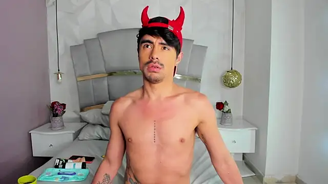 Snapshot of BryCams3 chatting on September 9, 2025, 2:43 am BryCams3 online show from September 9, 2025, 2:43 am