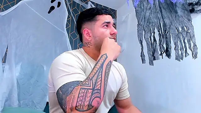 Snapshot of king_falconer chatting on October 23, 2025, 3:38 am king falconer online show from October 23, 2025, 3:38 am