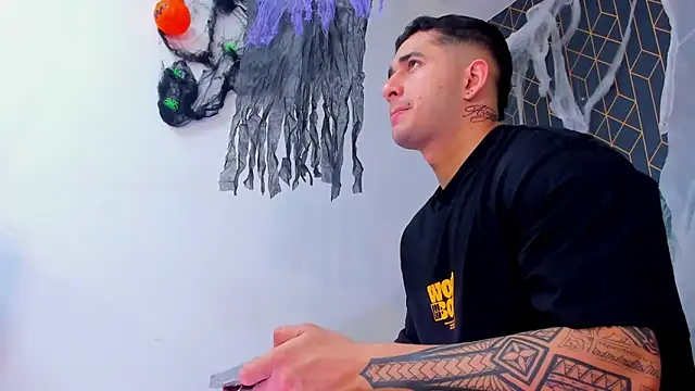 Snapshot of king_falconer chatting on October 19, 2025, 1:08 am king falconer online show from October 19, 2025, 1:08 am