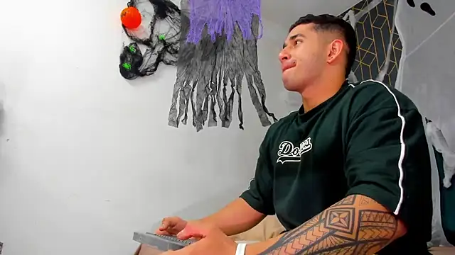 Snapshot of king_falconer chatting on October 14, 2025, 4:02 am king falconer online show from October 14, 2025, 4:02 am