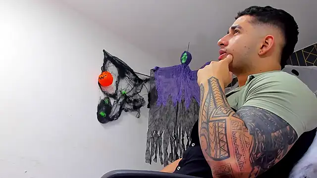 Snapshot of king_falconer chatting on October 16, 2025, 1:14 am king falconer online show from October 16, 2025, 1:14 am