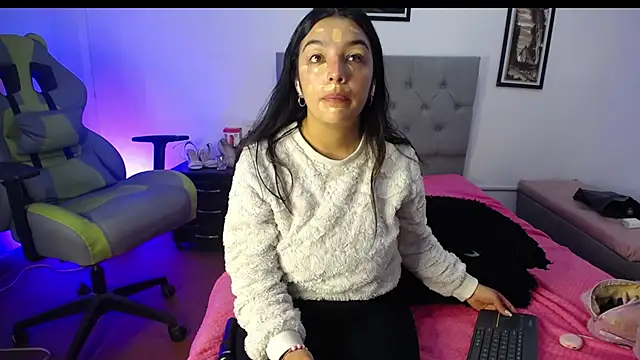 Snapshot of Esmeraldaa- chatting on October 4, 2025, 4:36 am Esmeraldaa- online show from October 4, 2025, 4:36 am