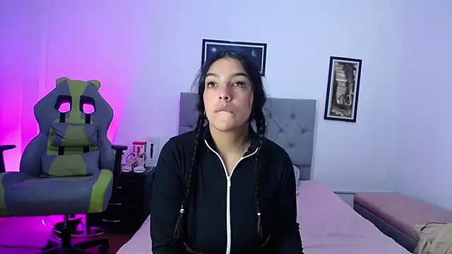 Snapshot of Esmeraldaa- chatting on October 16, 2025, 4:10 am Esmeraldaa- online show from October 16, 2025, 4:10 am