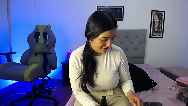 Snapshot of Esmeraldaa- chatting on October 25, 2025, 4:22 am Esmeraldaa- online show from October 25, 2025, 4:22 am