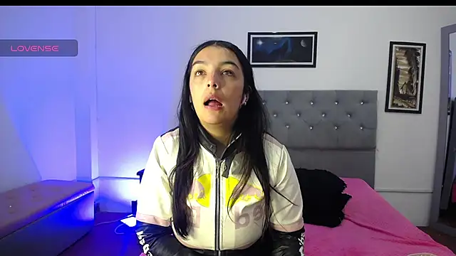 Snapshot of Esmeraldaa- chatting on September 10, 2025, 4:22 am Esmeraldaa- online show from September 10, 2025, 4:22 am