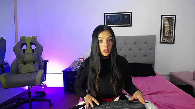 Snapshot of Esmeraldaa- chatting on October 6, 2025, 3:51 am Esmeraldaa- online show from October 6, 2025, 3:51 am