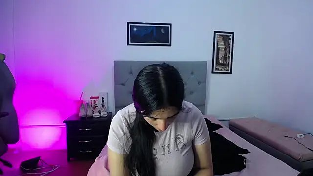 Snapshot of Esmeraldaa- chatting on October 24, 2025, 4:22 am Esmeraldaa- online show from October 24, 2025, 4:22 am