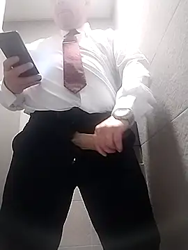 Snapshot of BigCristh79 chatting on October 26, 2025, 2:01 am BigCristh79 online show from October 26, 2025, 2:01 am