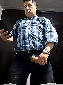 Snapshot of BigCristh79 chatting on October 6, 2025, 8:20 pm BigCristh79 online show from October 6, 2025, 8:20 pm