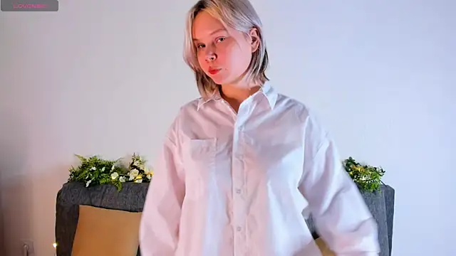 girlllsooft online show from September 22, 2025, 4:24 pm