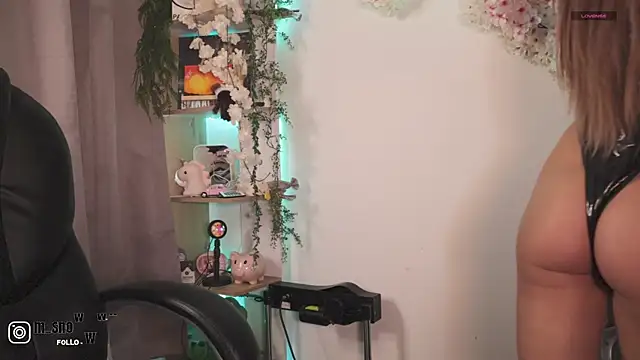 Snapshot of Miila_snow chatting on October 11, 2025, 11:55 am Miila snow online show from October 11, 2025, 11:55 am