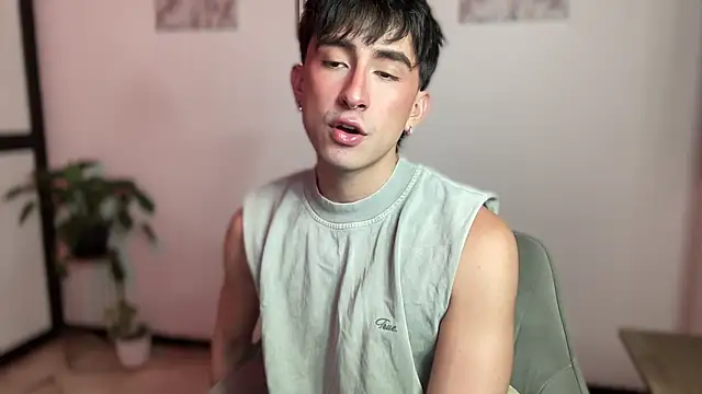 sweettaaron01 online show from May 15, 2026, 11:25 pm