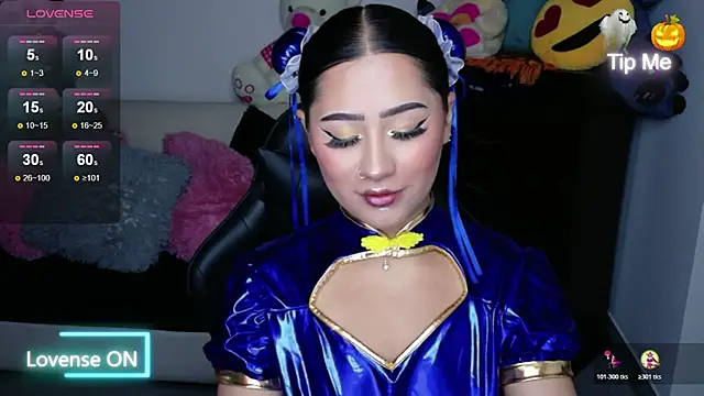 Snapshot of evelyn_ch_ chatting on October 31, 2025, 11:29 am evelyn ch  online show from October 31, 2025, 11:29 am