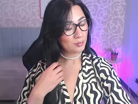 Snapshot of evelyn_ch_ chatting on September 18, 2025, 10:51 am evelyn ch  online show from September 18, 2025, 10:51 am