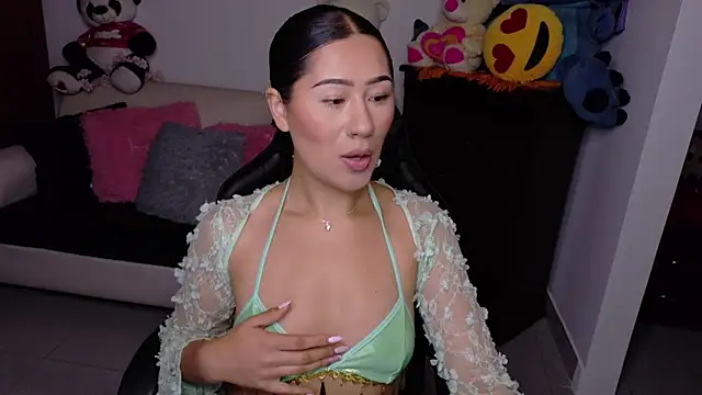 Snapshot of evelyn_ch_ chatting on October 22, 2025, 2:05 pm evelyn ch  online show from October 22, 2025, 2:05 pm