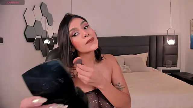 SarahYates online show from October 4, 2025, 4:14 am