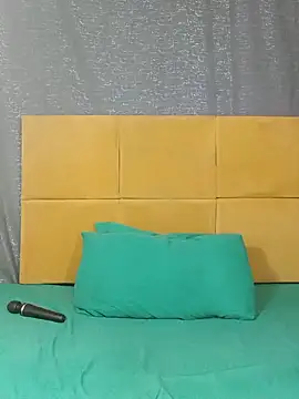 HugeTitisxx online show from June 28, 2026, 7:58 am