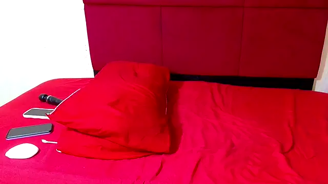 HugeTitisxx online show from April 13, 2026, 1:37 pm