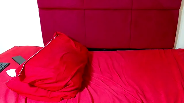 Snapshot of HugeTitisxx chatting on February 6, 2026, 6:15 pm HugeTitisxx online show from February 6, 2026, 6:15 pm