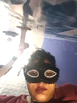 Dassing strip couple online show from September 19, 2025, 2:43 pm