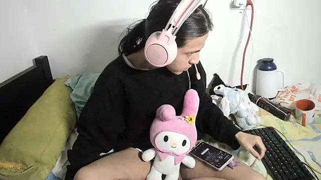 Petite-Goth online show from November 17, 2025, 11:20 pm