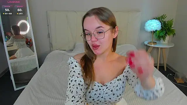 Snapshot of RadiantFairy chatting on September 27, 2025, 2:28 am RadiantFairy online show from September 27, 2025, 2:28 am