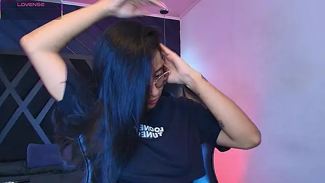 zoe martins  online show from March 28, 2026, 5:25 pm