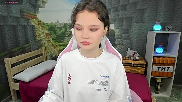 Snapshot of EmilyChaves chatting on September 22, 2025, 10:49 pm EmilyChaves online show from September 22, 2025, 10:49 pm