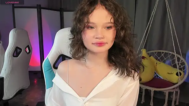 Snapshot of EmilyChaves chatting on October 10, 2025, 2:29 pm EmilyChaves online show from October 10, 2025, 2:29 pm