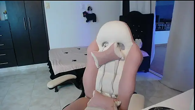 Snapshot of Elizabeth_rose02 chatting on October 9, 2025, 11:27 pm Elizabeth rose02 online show from October 9, 2025, 11:27 pm