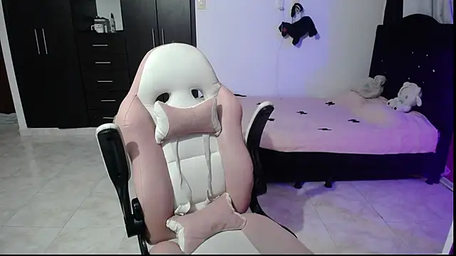 Snapshot of Elizabeth_rose02 chatting on October 17, 2025, 1:42 am Elizabeth rose02 online show from October 17, 2025, 1:42 am