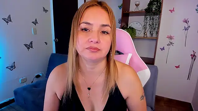 Snapshot of luciamature_ chatting on September 22, 2025, 6:14 pm luciamature online show from September 22, 2025, 6:14 pm