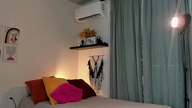 isabella-garcia- online show from September 28, 2025, 8:38 pm