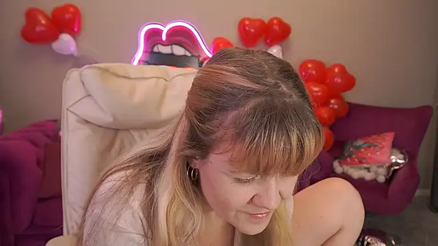 BellaLaPetit online show from February 15, 2026, 1:43 pm