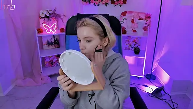 AuroraWrenfield online show from November 3, 2025, 4:17 am