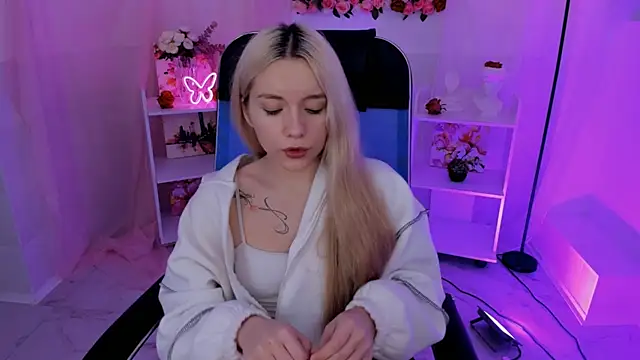 AuroraWrenfield online show from September 23, 2025, 5:14 am