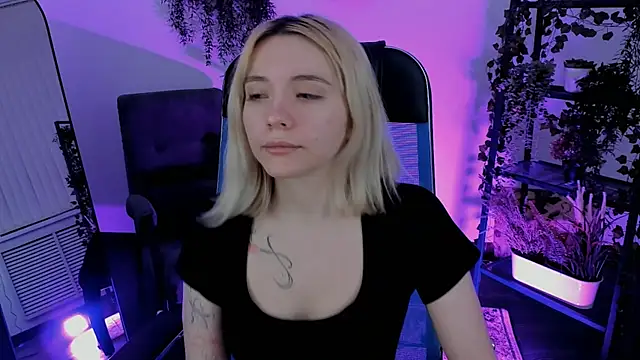 AuroraWrenfield online show from April 7, 2026, 12:23 am