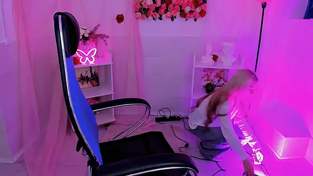 AuroraWrenfield online show from September 11, 2025, 7:30 am