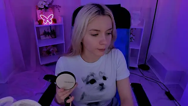 AuroraWrenfield online show from September 15, 2025, 4:40 pm