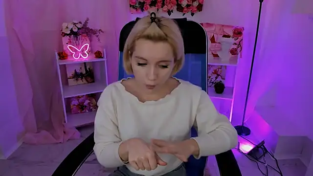 AuroraWrenfield online show from November 4, 2025, 7:23 am