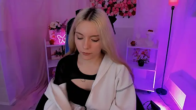 AuroraWrenfield online show from September 22, 2025, 10:43 am