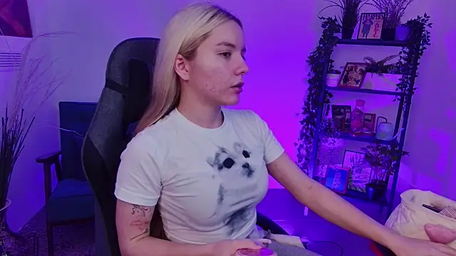 AuroraWrenfield online show from September 25, 2025, 4:29 am